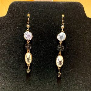 Spooktackular spider earrings just in time for Halloween!